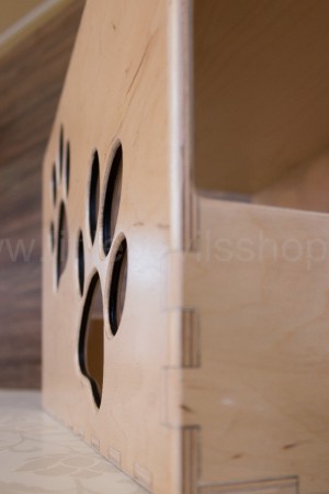 Cica fal. A kuckókat falra lehet rögzíteni, így nem foglal teret a földön, nem lesz útban. Mérete 40x30x30cm